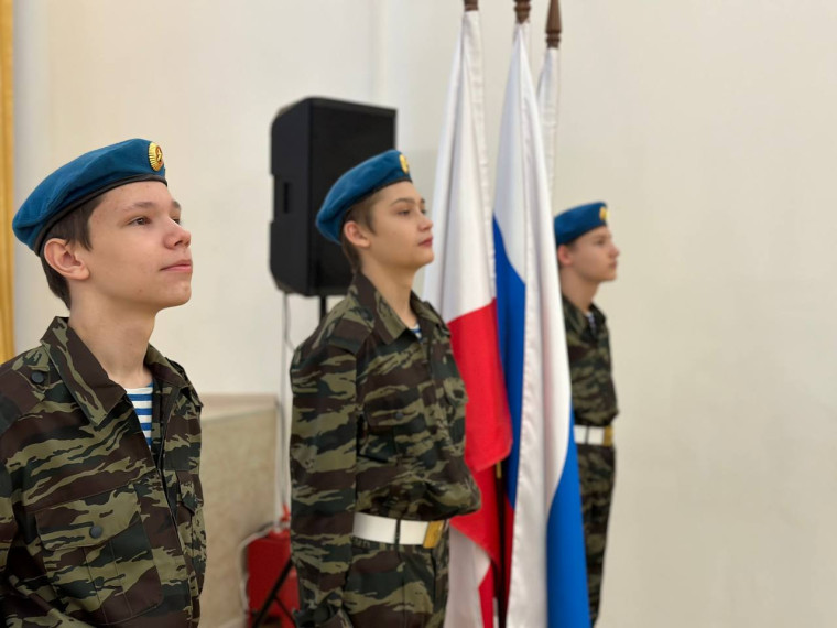 Новую учебную четверть гимназисты начали с торжественной церемонии выноса флага Российской Федерации и исполнения Гимна Российской Федерации.