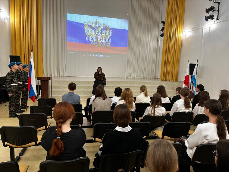 Новую учебную четверть гимназисты начали с торжественной церемонии выноса флага Российской Федерации и исполнения Гимна Российской Федерации.