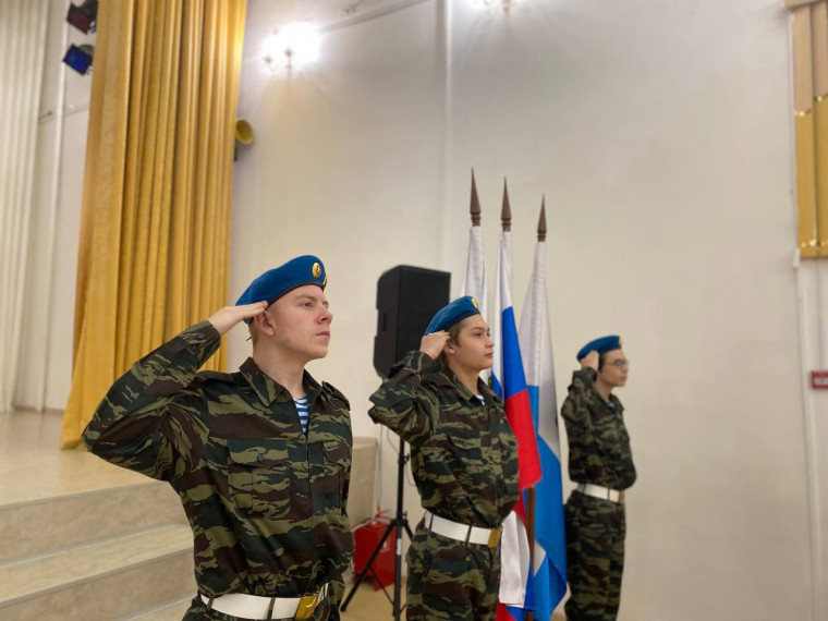 Новую учебную неделю гимназисты начали с торжественной церемонии выноса флага Российской Федерации и исполнения Гимна Российской Федерации.