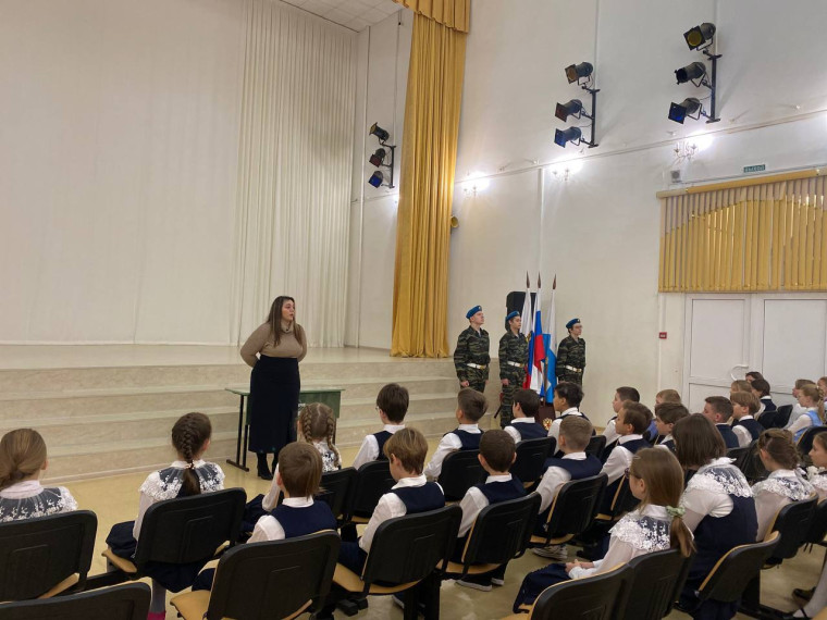 Новую учебную неделю гимназисты начали с торжественной церемонии выноса флага Российской Федерации и исполнения Гимна Российской Федерации.